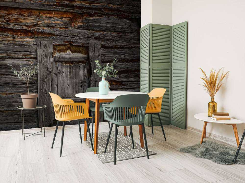 Mörkt trä med dörr