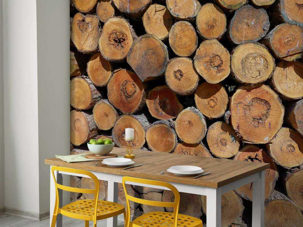 Hög med trädstammar