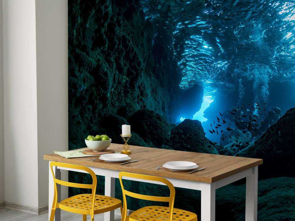 Solstrålar i en undervattensgrotta