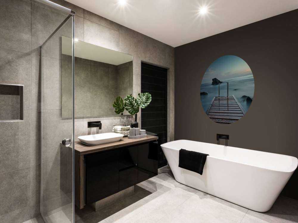 Træbrygge på kysten