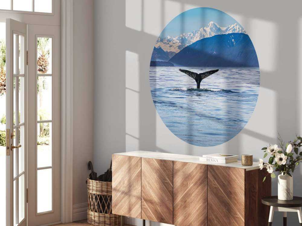 Dykkerhval med bjerge i tapeten