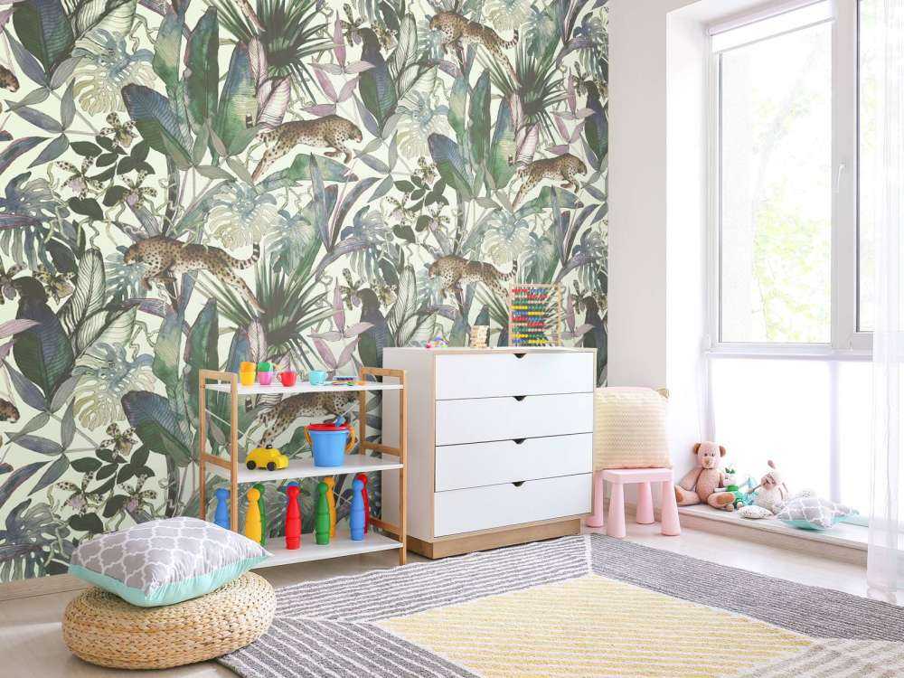 Cheetah mellem de tropiske blade