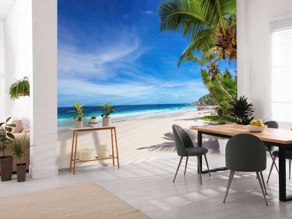 Tropisk strand med palme