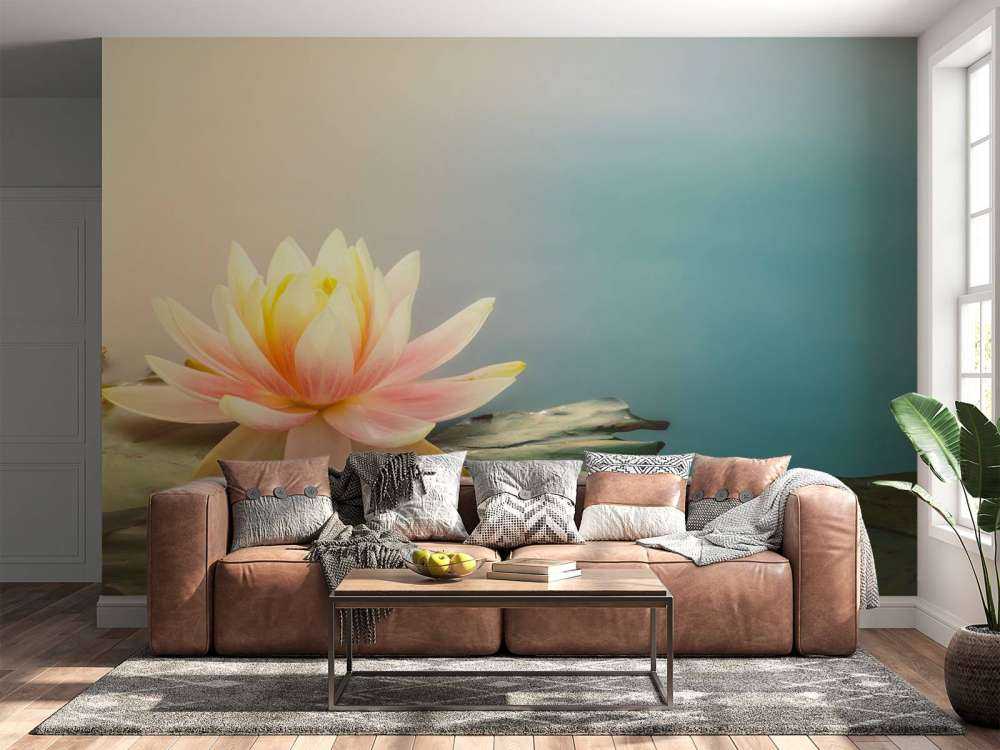 Dam med lotusblomster