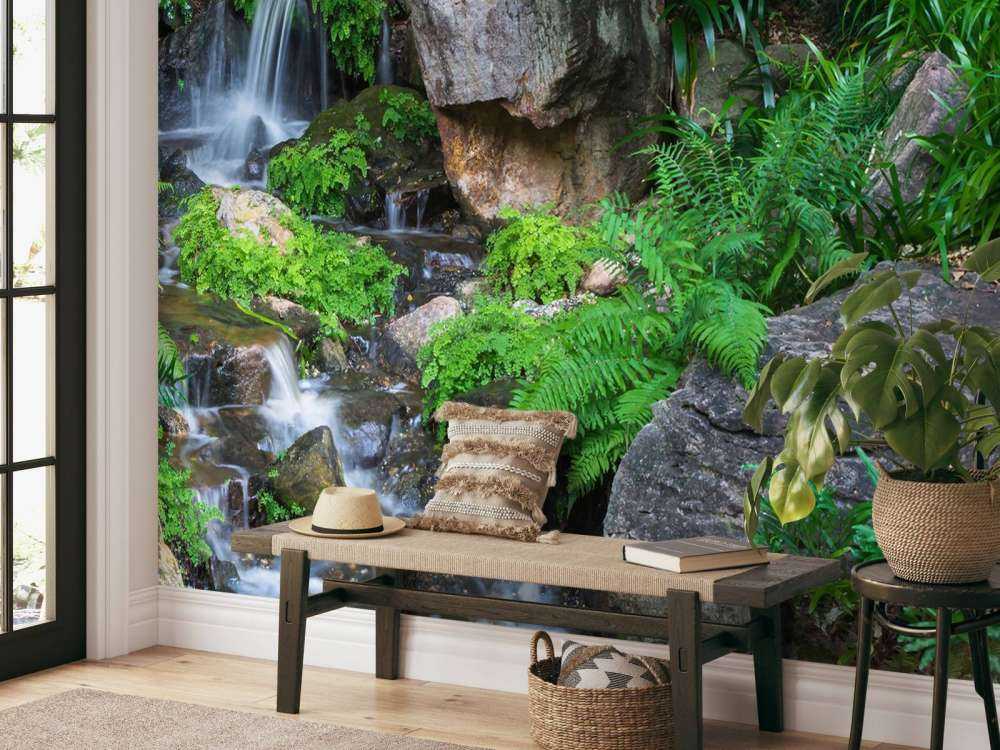 Vandfald med tropiske planter