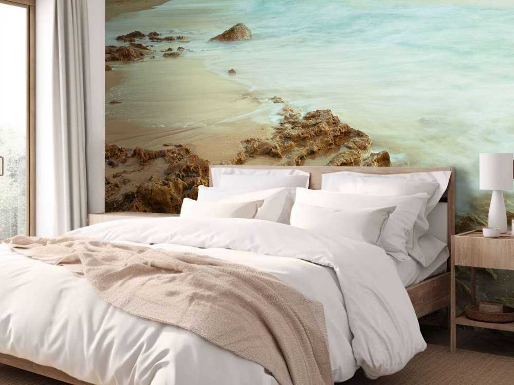 Rolig strand med klipper