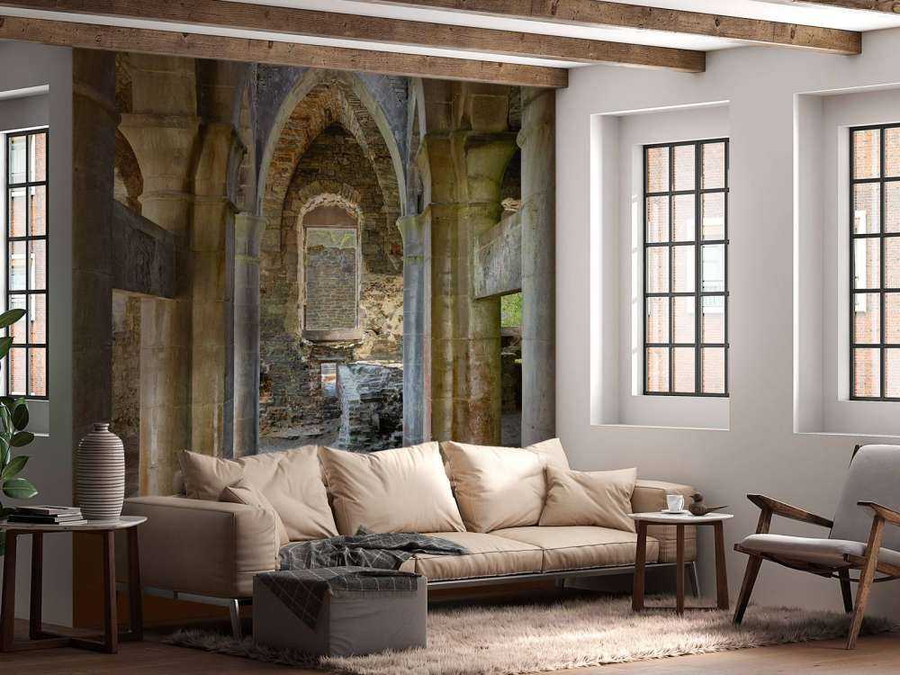 Forlatt bygning med buer