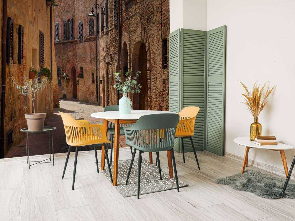 Klassisk gate med blomster