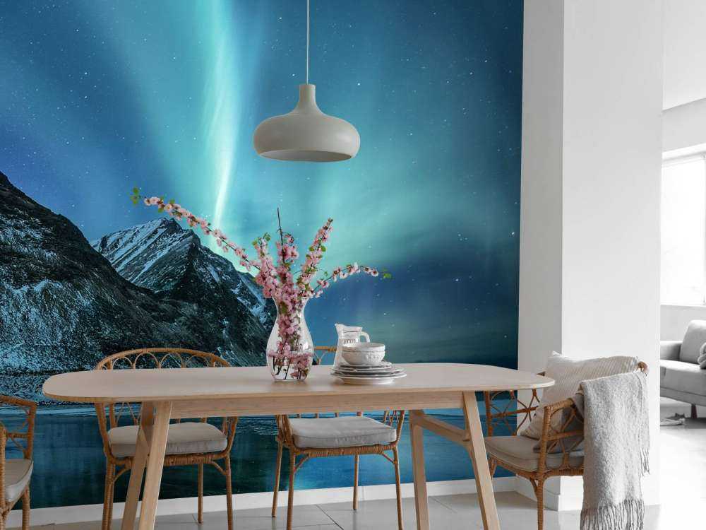 Grønt nordlys over fjellet