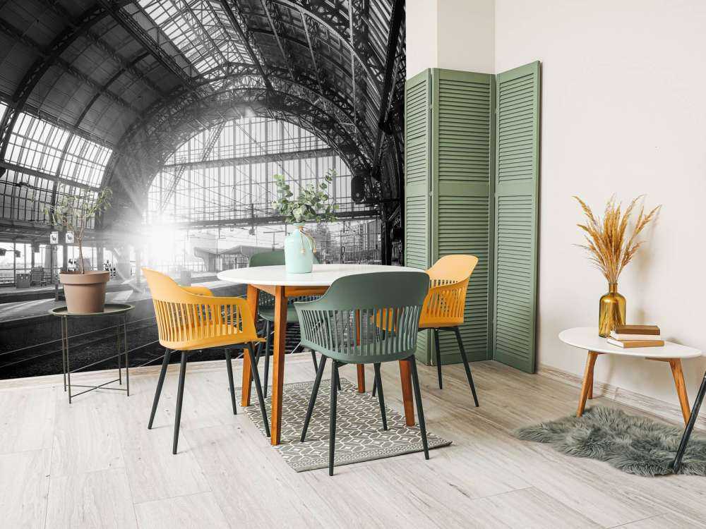 Soloppgang på en stasjon i svart-hvitt