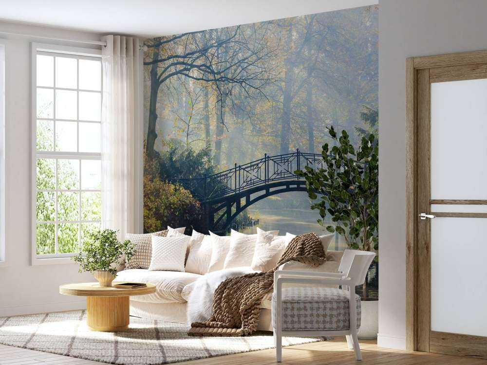 Gammel bro om høsten