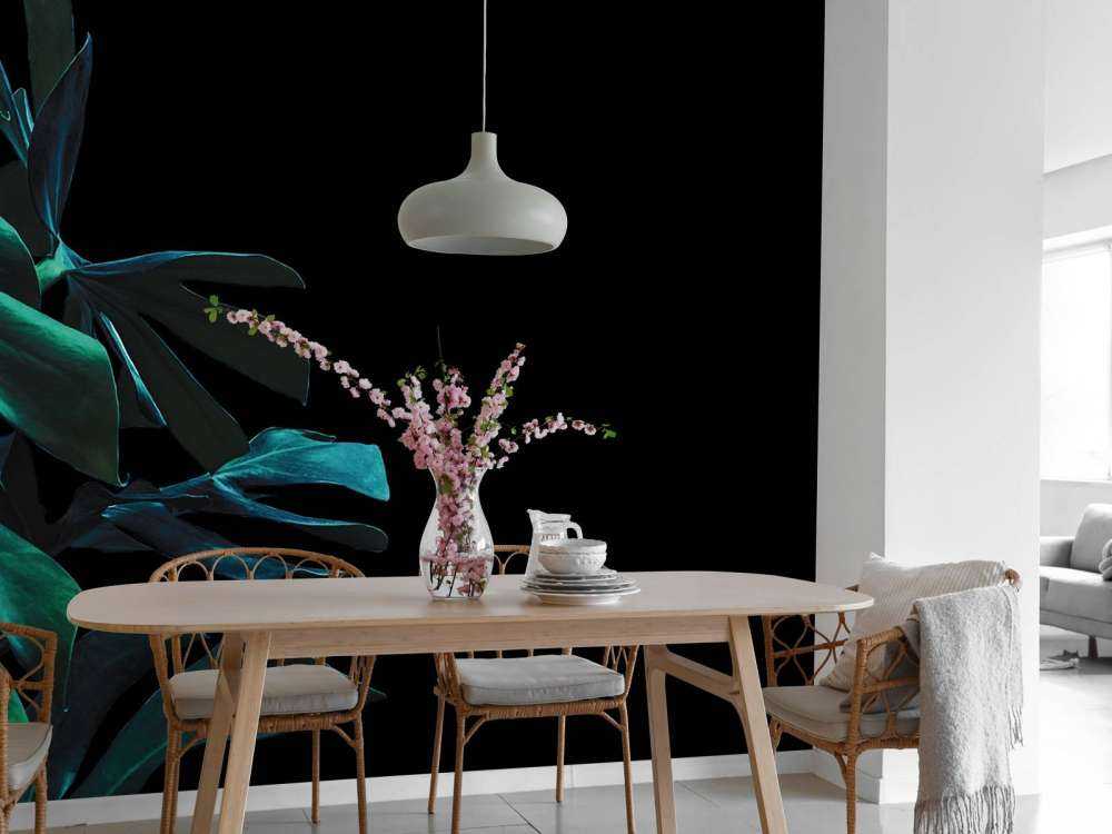 Tropiske blader på svart tapet