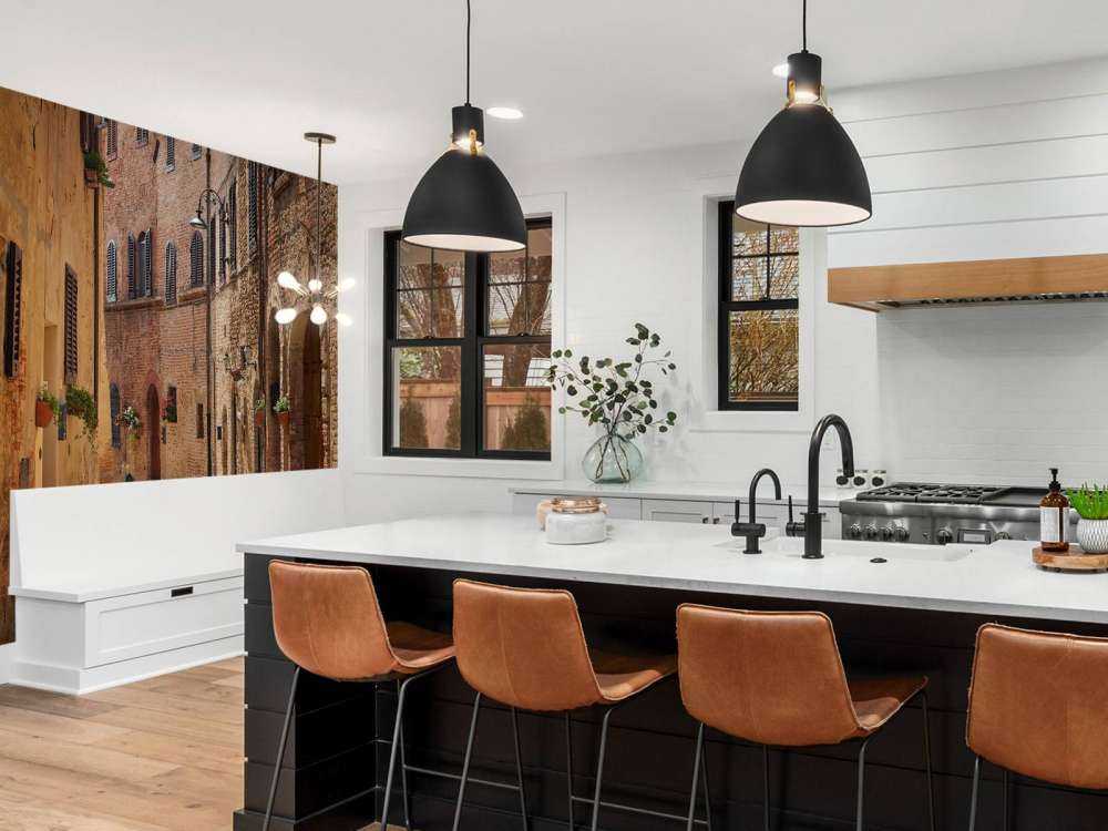 Klassisk gate med blomster