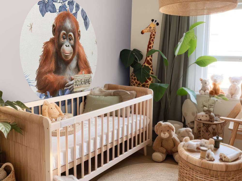 Ung orangutang i jungelen i blått