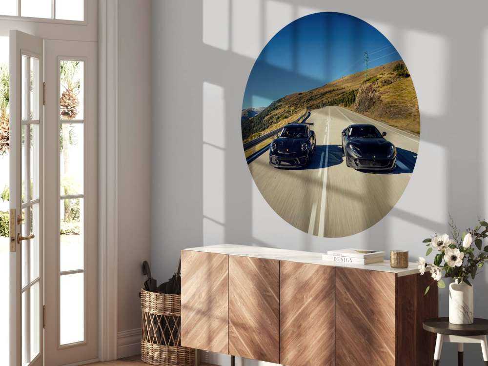 Svart superbiler i fjellene