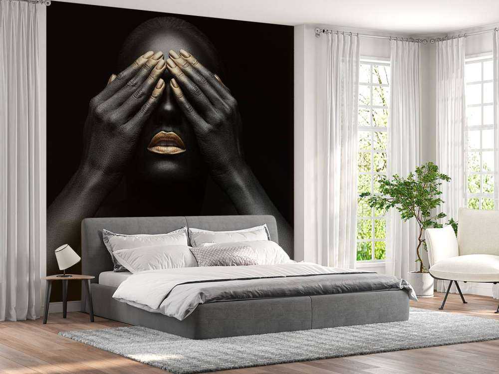 Kvinne med hendene foran øynene