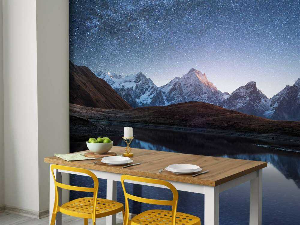 Bjerge med sne om natten