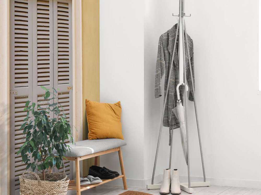 Vindue med træskodder på gul væg