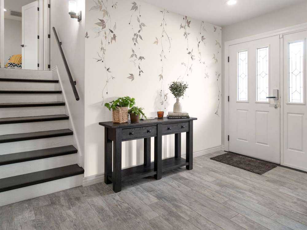 Lys klematisranke med blomster