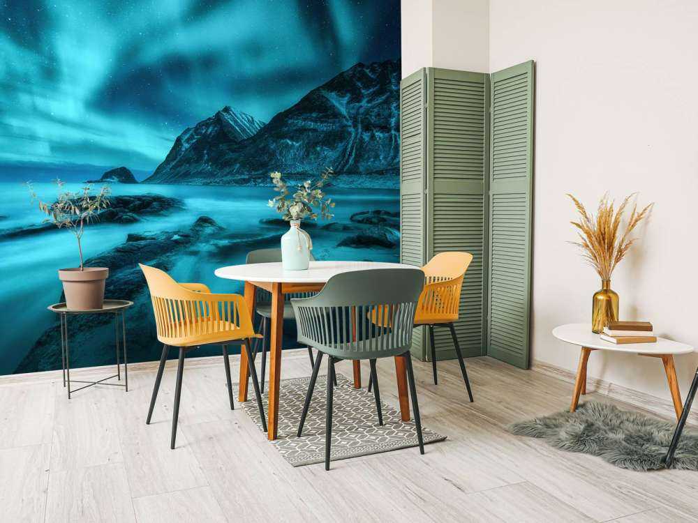 Blå nordlys med bjerge