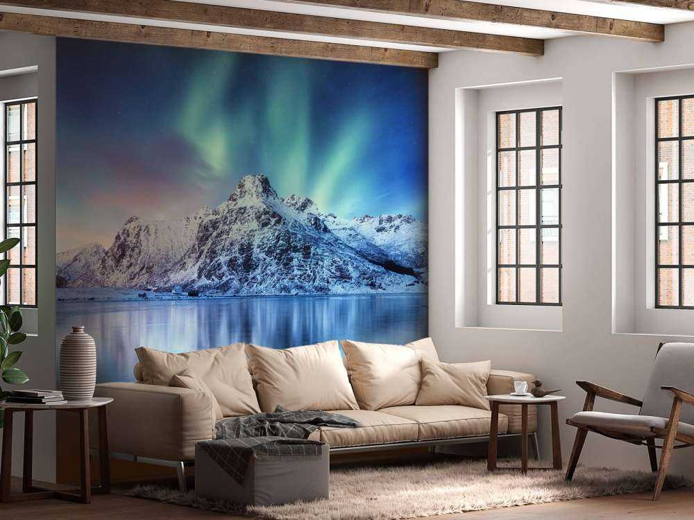 Nordlys over et frossent hav og bjerge