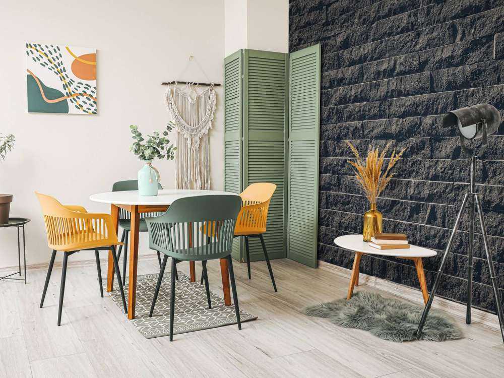 Væg med mørke sten