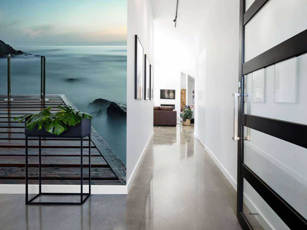 Træbrygge på kysten