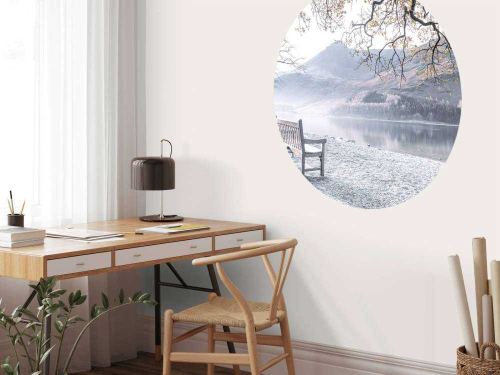 Bænk ved en stille sø