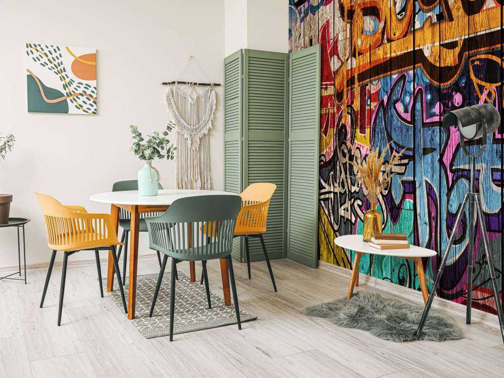 Graffiti med bogstaver på træ