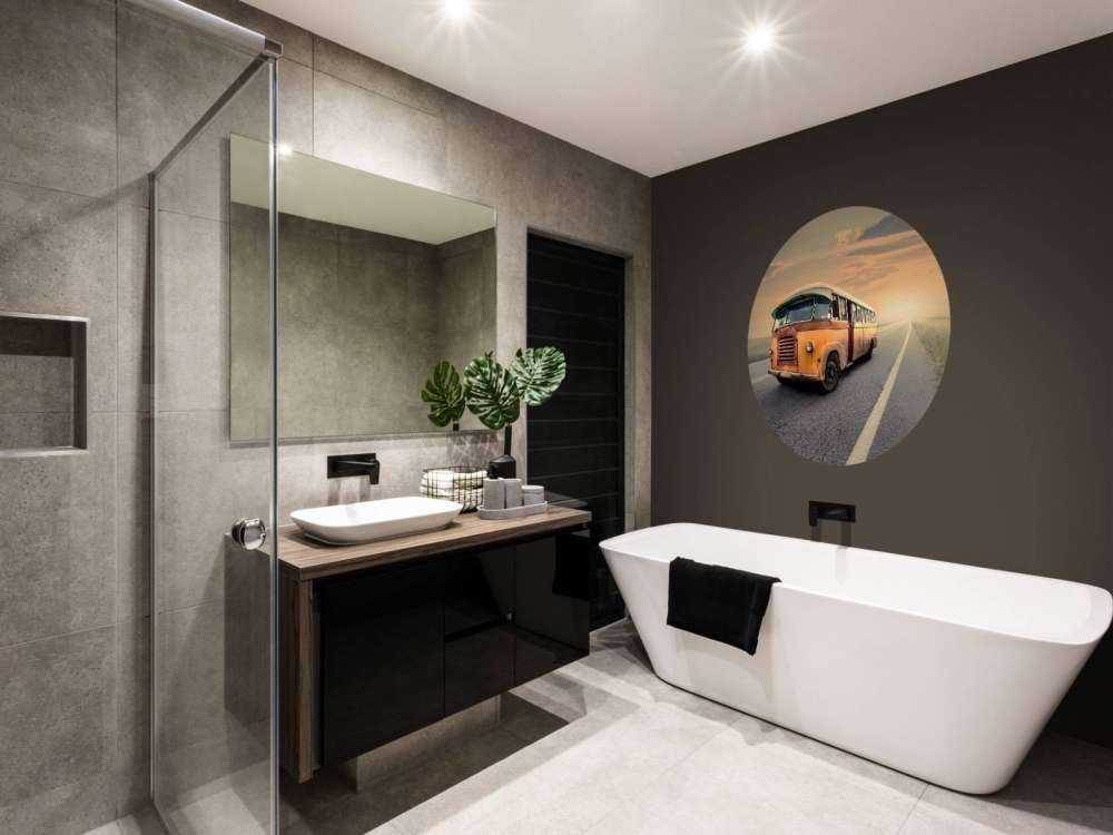 Buss på en öde väg