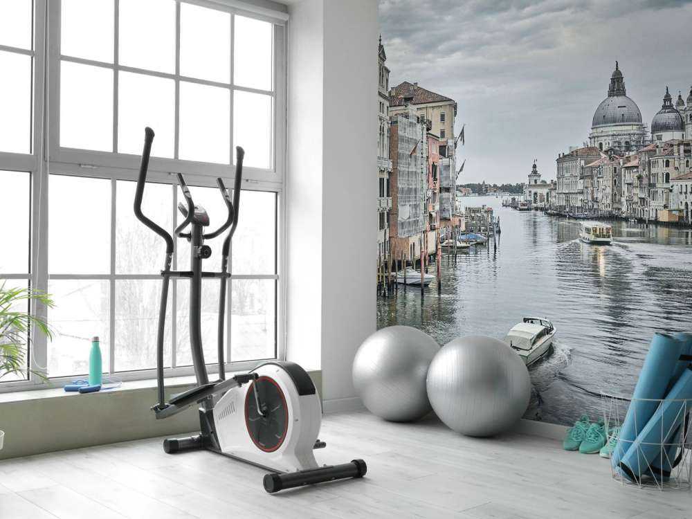 Kanal med båtar i Venedig