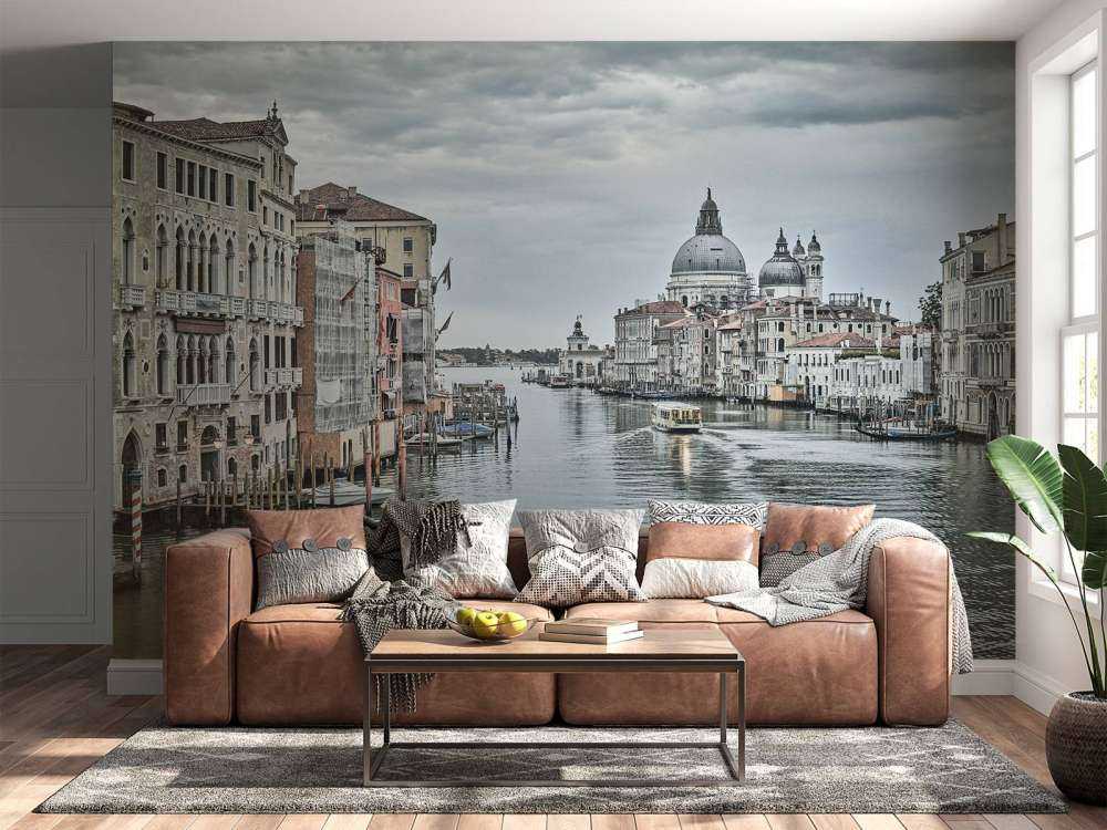 Kanal med båtar i Venedig