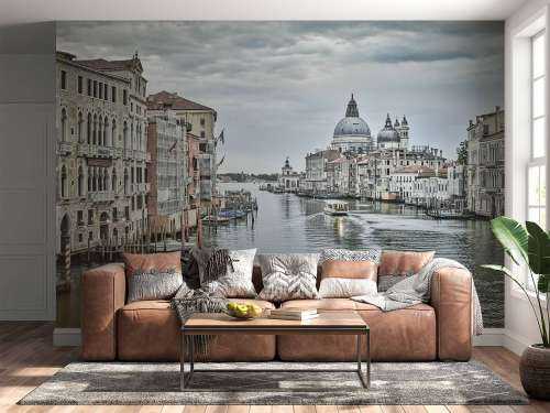 Kanal med båtar i Venedig