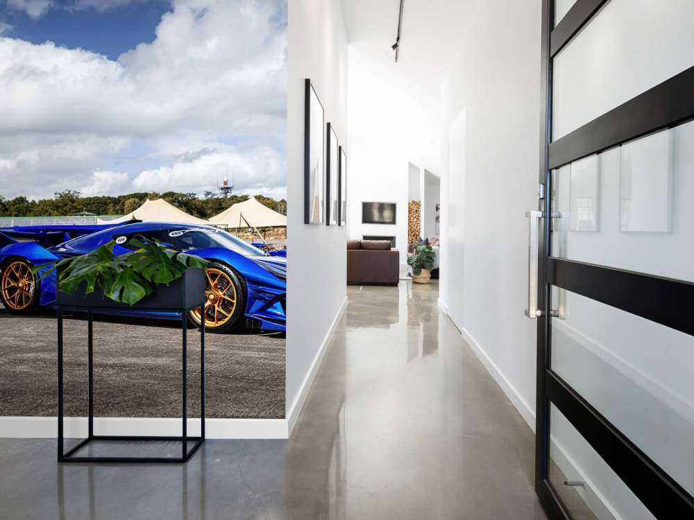 Futuristisk superbil på flygplats