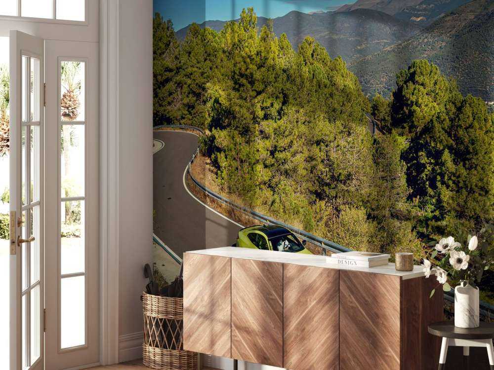 Limegrön BMW på bergsväg