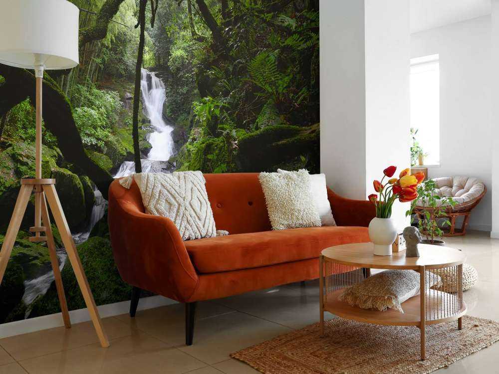 Vattenfall omgivet av träd