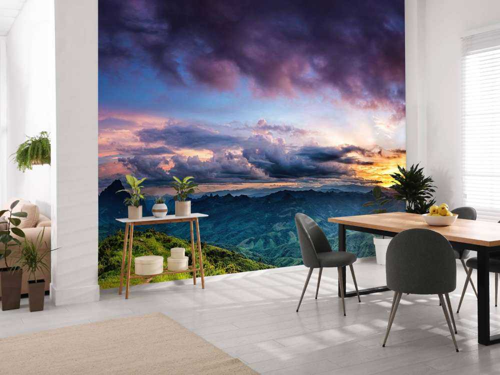 Solnedgång över ett berg