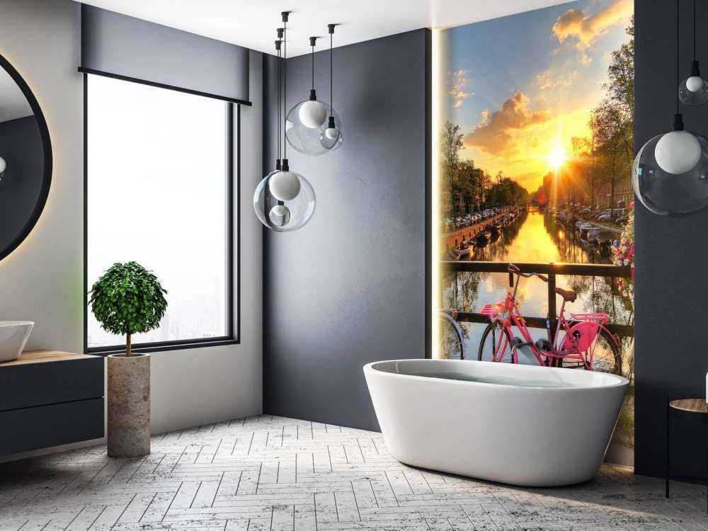 Cykla på en bro med blommor