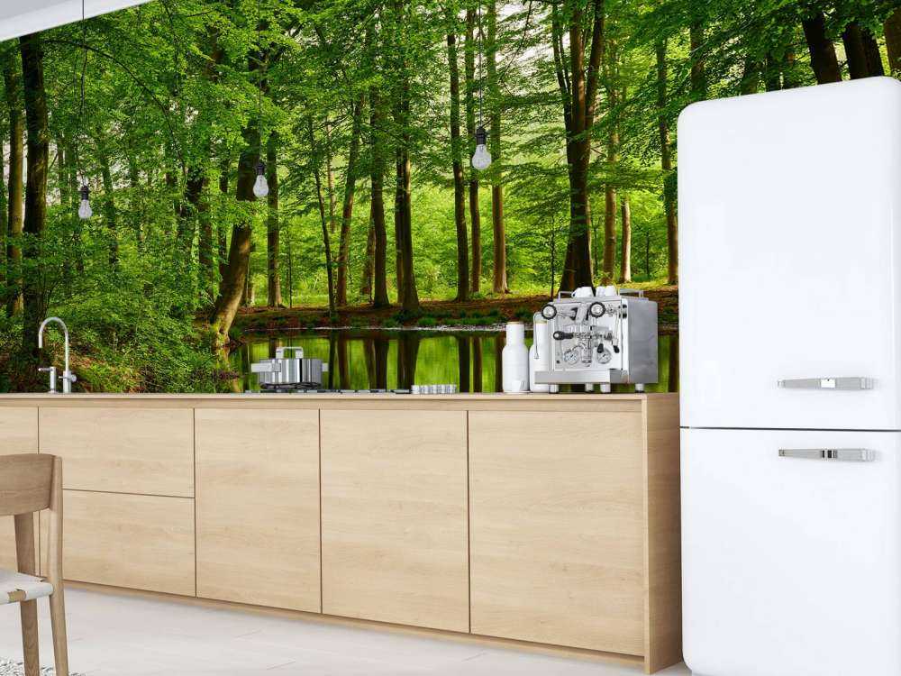 Trädens reflektion i vatten