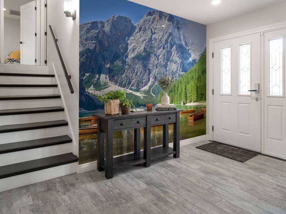 Träbåtar i en bergssjö