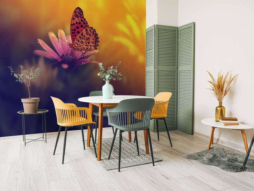 Röd fjäril på blomman