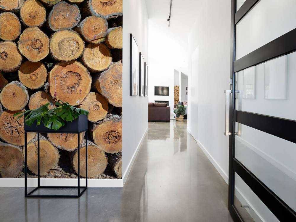 Hög med trädstammar