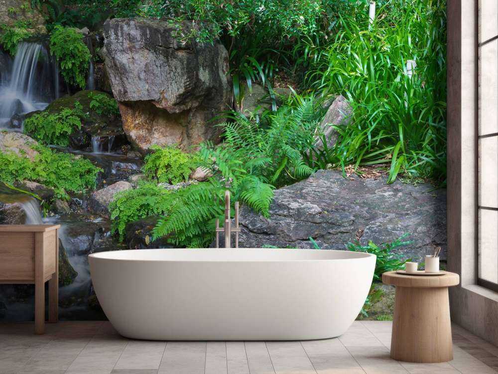 Vattenfall med tropiska växter