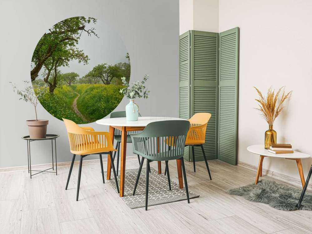 Sti gennem bakker med gule blomster