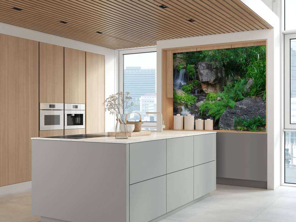Vandfald med tropiske planter