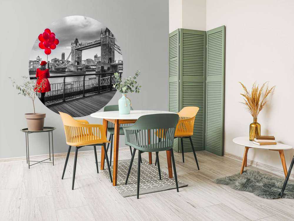 Kvinde ved tårnbroen