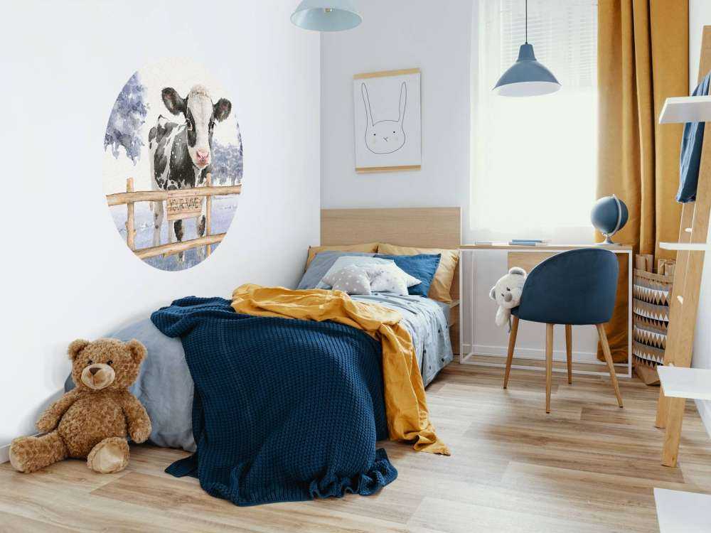 Ung ko på en blå eng