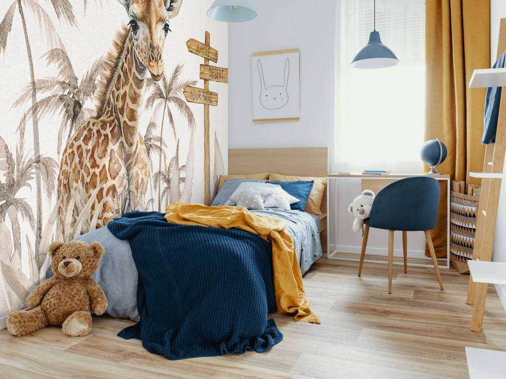 Sjiraffbaby i jungelen i taupe