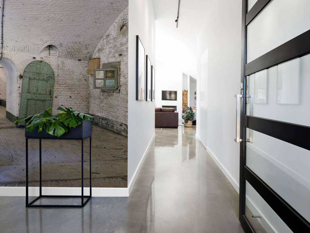 Grønn dør i gammel bygning