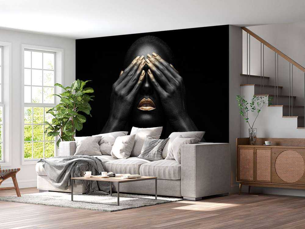 Kvinne med hendene foran øynene